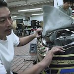 BMWにペインティングをする香取慎吾